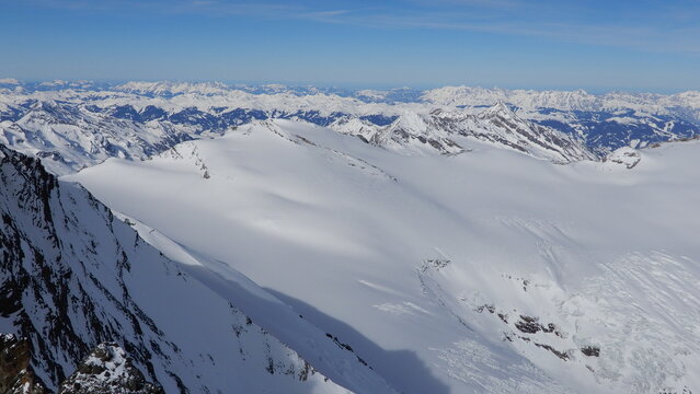 Blick auf den obersten Pasterzenboden mit Johannisberg 3453m und die Hohe Riffl 3338m