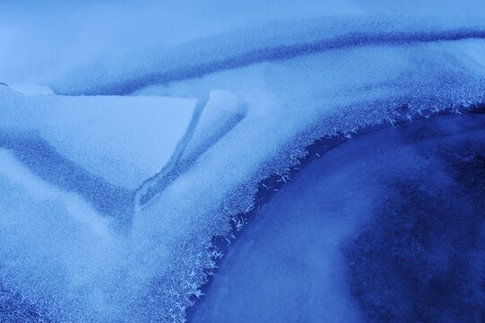 Structures in an iced up course of a stream