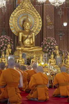 Puja at Wat Chana Songkhram, Bangkok, Thailand