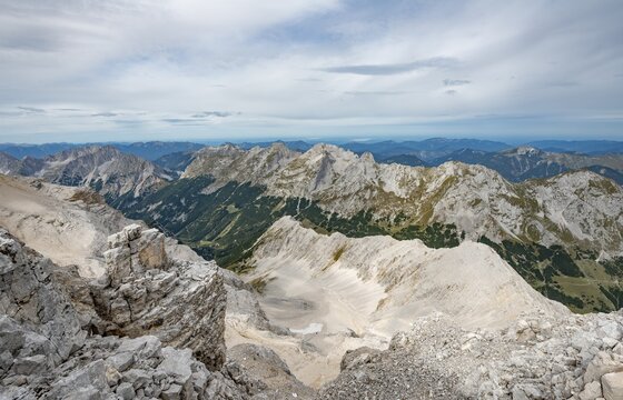 View of the Schlauchkar and Karwendeltal from the Birkkarspitze, Vomper chain, Karwendel, Tyrol, Austria
