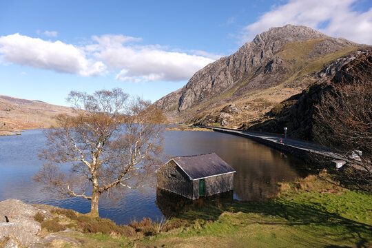 Llyn Ogwen, Ogwen boat house and  Tryfan mountain peak in the background, Eryri National Park, Snowdonia, Wales.