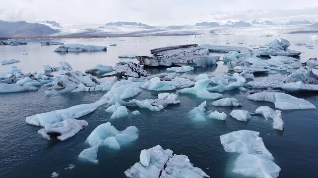 Calls Loch Shot on Iceland J&ouml;kuls&aacute;rl&oacute;n Vatnaj&ouml;kull glacier