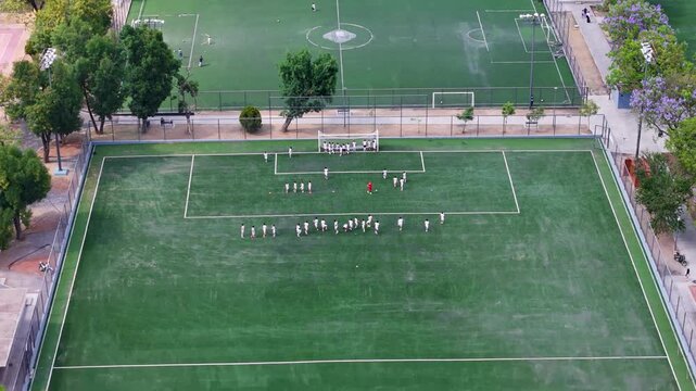 Cancha de futbol con jugadores entrenando en Guadalajara