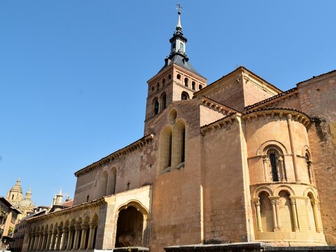 L&rsquo;&eacute;glise Saint-Martin de S&eacute;govie en Espagne