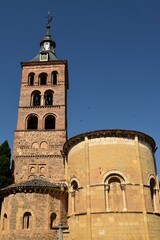 Fototapeta premium Le clocher et l’abside de l’église Saint-André de Ségovie en Espagne