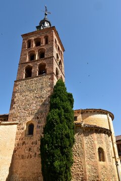 Le clocher et l&rsquo;abside de l&rsquo;&eacute;glise Saint-Andr&eacute; de S&eacute;govie en Espagne