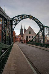 Fototapeta premium Ponte degli innamorati con vista sulla Cattedrale di Breslavia, Polonia