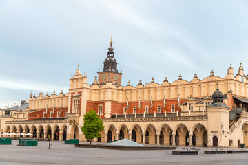 Obraz premium Krakow's Old Central Square at dawn in spring
