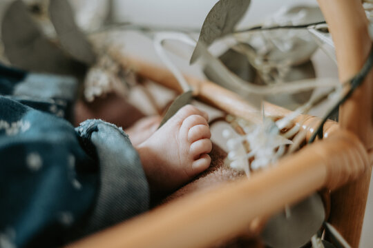 Petits pieds de nouveau-n&eacute; dans son berceau 