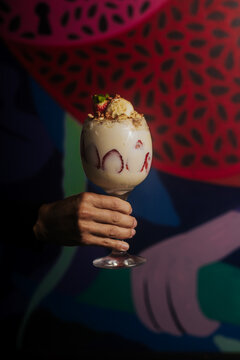 A&ccedil;a&iacute; gourmet com leite em p&oacute; e morango em ambiente art&iacute;stico