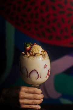 A&ccedil;a&iacute; gourmet com leite em p&oacute; e morango em ambiente art&iacute;stico