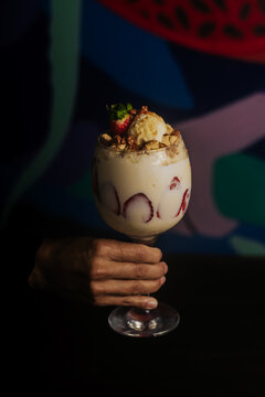 A&ccedil;a&iacute; gourmet com leite em p&oacute; e morango em ambiente art&iacute;stico
