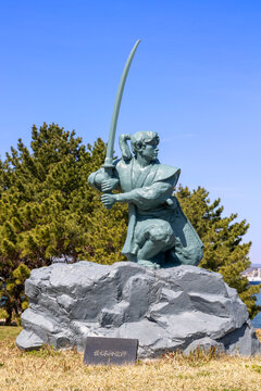 佐々木小次郎の像（山口県下関市・巌流島）