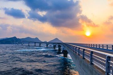 Obraz premium 初夏の甑大橋と夕日 鹿児島県薩摩川内市