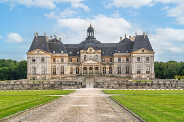 Fototapeta premium Scenic view of the Chateau de Vaux-le-Vicomte in Maincy, France, highlighting its grand Baroque architecture, formal gardens, and historical importance as a cultural landmark.