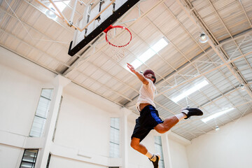 Dynamic basketball slam dunk action © Rawpixel.com