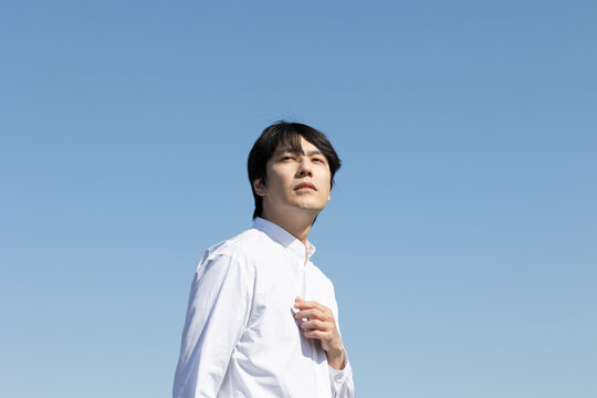 青空バック　男性ポートレート
