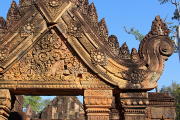 Naklejka premium ruined khmer hindu and buddhist temple (banteay srei) in angkor in the siem reap province in cambodia 