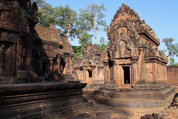 Naklejka premium ruined khmer hindu and buddhist temple (banteay srei) in angkor in the siem reap province in cambodia 