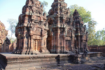 Naklejka premium ruined khmer hindu and buddhist temple (banteay srei) in angkor in the siem reap province in cambodia 