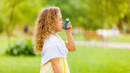 Obraz premium A young girl with curly hair uses an inhaler in a park, surrounded by lush greenery and trees, on a sunny day, symbolizing hope and wellness in managing respiratory health.