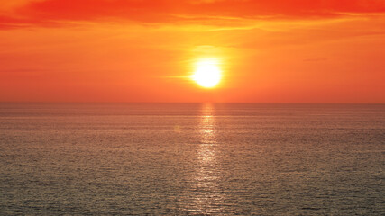 Obraz premium A breathtaking sunset colors background or sunrise illuminates the ocean horizon and serene seascape