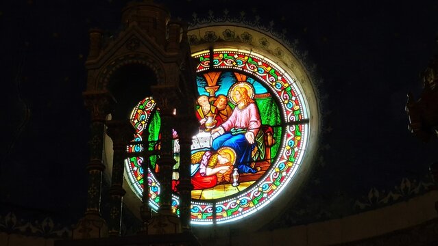Le magnifique vitrail du ch&oelig;ur de l'&eacute;glise de Rennes-le-Ch&acirc;teau, repr&eacute;sentant Marie-Madeleine oignant de parfum les pieds de J&eacute;sus (