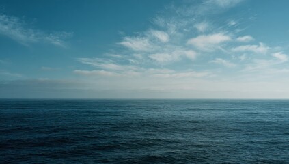 Fototapeta premium Vast Ocean Horizon Under a Cloudy Sky.