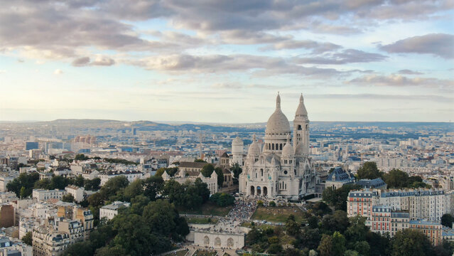 Sacre-coeur basilica overlooking paris cityscape from montmartre
