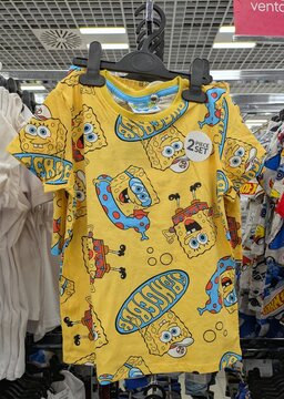 Pijama con camiseta de manga corta y pantalones de SpongeBob SquarePants en tienda Pepco de Madrid, Espa&ntilde;a, 26 de marzo de 2026