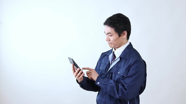 見積金額を提示して笑顔を見せる作業員