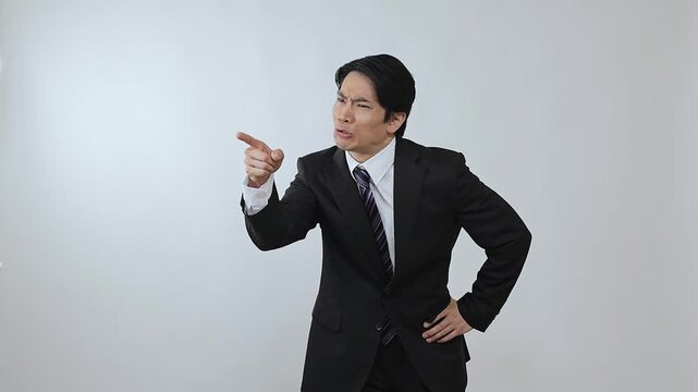怒りをあらわにするビジネスマン