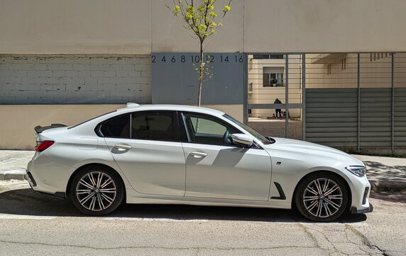 Vista lateral de un autom&oacute;vil BMW Serie 3 Berlina aparcado en una calle de Madrid, Espa&ntilde;a, 27 de marzo de 2026