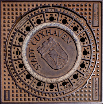 Cuxhaven, Deutschland &ndash; 02.07.2022: Gullideckel mit Wappen der Stadt Cuxhaven