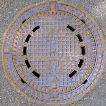 Bingen am Rhein, Deutschland &ndash; 02.05.2026: Gullideckel mit Wappen der Stadt Bingen am Rhein