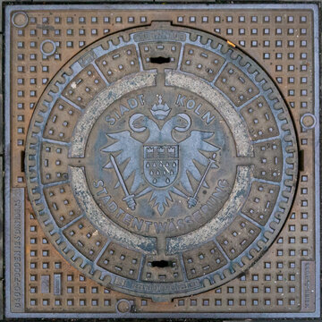 K&ouml;ln am Rhein am Rhein, Deutschland &ndash; 04.03.2023: Gullideckel mit Wappen der Stadt K&ouml;ln am Rhein