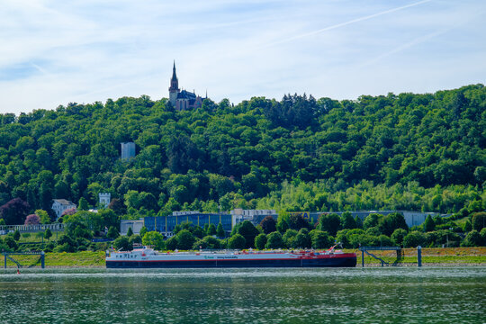 Bingen am Rhein, Deutschland &ndash; 02.05.2026: Das festgemachte Deutsche Gastankschiff  GAS 94 auf dem RHEIN in H&ouml;he von Bingen am Rhein. Im Hintergrund die ST.-Rochus-Kapelle
