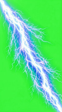 Rayo el&eacute;ctrico diagonal ultra brillante con ramificaciones y destellos intensos sobre fondo verde chroma key uniforme, ideal para efectos visuales y composici&oacute;n stock.