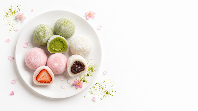 Mochi giapponesi assortiti con matcha, fragola e fagioli rossi isolati su sfondo bianco. Generative AI 