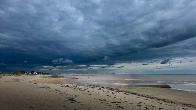 Ciel nuageux sur plage et blockhaus, Noirmoutier