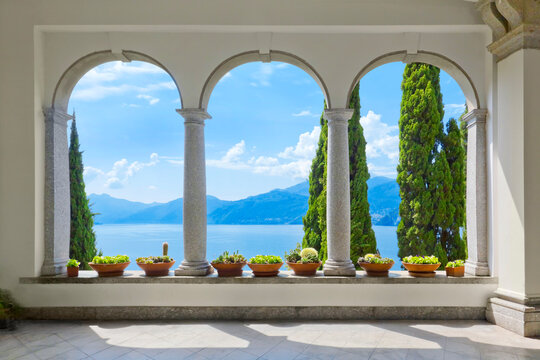 Sch&ouml;ner Ausblick von einem Balkon auf den Comer See.