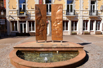 2 plaques commémorative de métal avec 2 profils © helenedevun