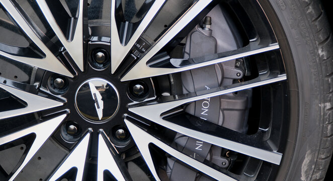 Aston Martin Logo auf Aston Martin Auto Leichtmetall Felge, Ebikon 2.5.2026