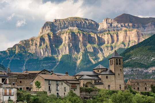 Vista del municipio de Torla-Ordesa y el Parque Nacional de Ordesa y Monte Perdido al fondo en la provincia de Huesca, Arag&oacute;n, Espa&ntilde;a