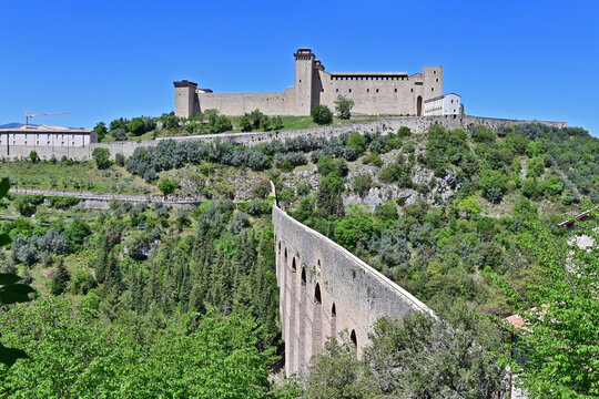 Spoleto, il Ponte delle Torri e la rocca Albornoziana dal Cammino di San Francesco tra Spoleto e Monteluco, Perugia, Umbria, Italia