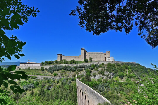 Spoleto, il Ponte delle Torri e la rocca Albornoziana dal Cammino di San Francesco tra Spoleto e Monteluco, Perugia, Umbria, Italia