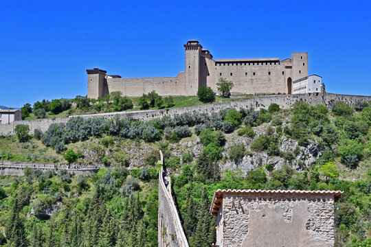 Spoleto, il Ponte delle Torri e la rocca Albornoziana dal Cammino di San Francesco tra Spoleto e Monteluco, Perugia, Umbria, Italia
