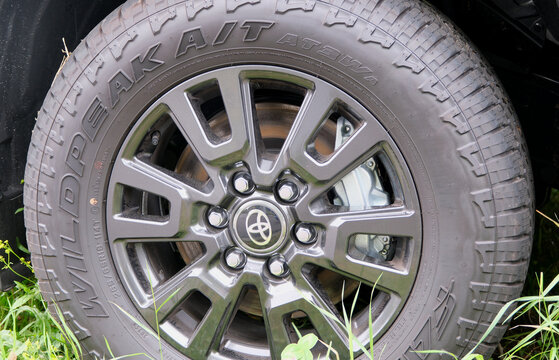 Toyota Logo auf Toyota Leichtmetall Felge mit Falken Wildpeak 265/65 R18 All-Terrain Bereifung, Z&uuml;rich 14.05.2026