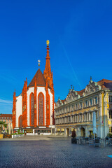 Obraz premium Scenic view of Oberer Markt square with Marienkapelle and Falkenhaus in Wurzburg Germany. Historic old town under clear blue sky