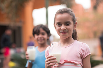 Obraz premium Children enjoying milk together during Eid Ramadan iftar at a modern Middle Eastern family gathering